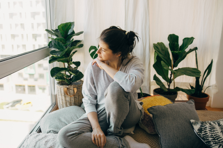 femme interieur confinement