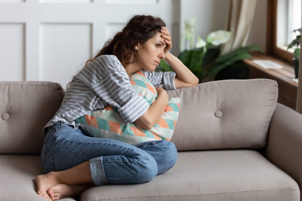 anxiété femme canapé 