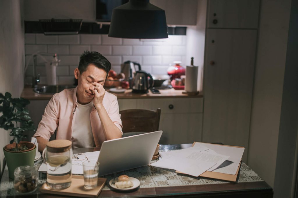 homme anxiété cuisine travail